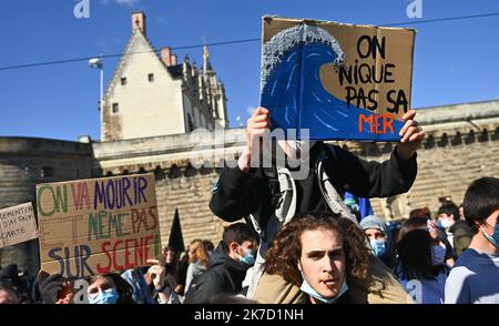 ©PHOTOPQR/OUEST FRANCE/Franck Dubray ; Nantes ; 19/03/2021 ; Marche de la jeunesse pour le climat dans le centre ville de Nantes. (Foto Franck Dubray) marcia giovanile per il clima nel centro di Nantes il 19 marzo 2021 Foto Stock