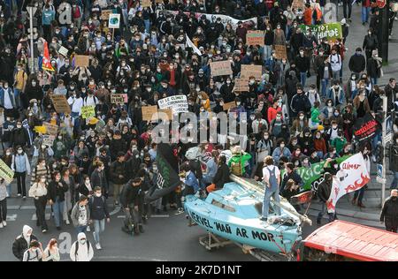 ©PHOTOPQR/OUEST FRANCE/Franck Dubray ; Nantes ; 19/03/2021 ; Marche de la jeunesse pour le climat dans le centre ville de Nantes. (Foto Franck Dubray) marcia giovanile per il clima nel centro di Nantes il 19 marzo 2021 Foto Stock