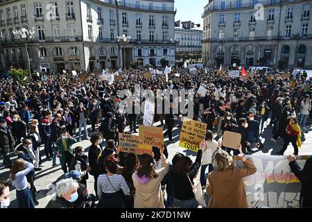 ©PHOTOPQR/OUEST FRANCE/Franck Dubray ; Nantes ; 19/03/2021 ; Marche de la jeunesse pour le climat dans le centre ville de Nantes. (Foto Franck Dubray) marcia giovanile per il clima nel centro di Nantes il 19 marzo 2021 Foto Stock