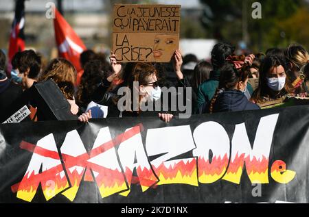 ©PHOTOPQR/OUEST FRANCE/Franck Dubray ; Nantes ; 19/03/2021 ; Marche de la jeunesse pour le climat dans le centre ville de Nantes. (Foto Franck Dubray) marcia giovanile per il clima nel centro di Nantes il 19 marzo 2021 Foto Stock