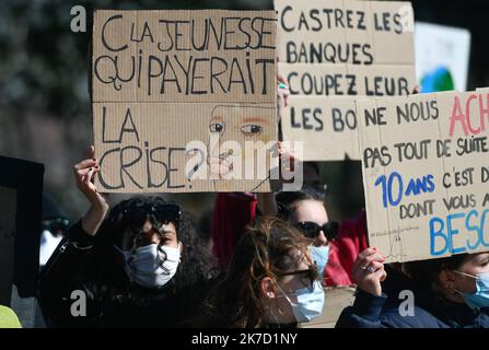 ©PHOTOPQR/OUEST FRANCE/Franck Dubray ; Nantes ; 19/03/2021 ; Marche de la jeunesse pour le climat dans le centre ville de Nantes. (Foto Franck Dubray) marcia giovanile per il clima nel centro di Nantes il 19 marzo 2021 Foto Stock