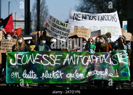 ©PHOTOPQR/OUEST FRANCE/Franck Dubray ; Nantes ; 19/03/2021 ; Marche de la jeunesse pour le climat dans le centre ville de Nantes. (Foto Franck Dubray) marcia giovanile per il clima nel centro di Nantes il 19 marzo 2021 Foto Stock