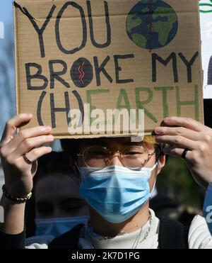 ©PHOTOPQR/OUEST FRANCE/Franck Dubray ; Nantes ; 19/03/2021 ; Marche de la jeunesse pour le climat dans le centre ville de Nantes. (Foto Franck Dubray) marcia giovanile per il clima nel centro di Nantes il 19 marzo 2021 Foto Stock