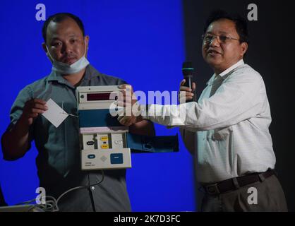 ©Abhisek Saha / le Pictorium/MAXPPP - Abhisek Saha / le Pictorium - 25/3/2021 - Inde / Tripura / Agartala - Des fonctionnaires du gouvernement expiquent les fonctions et le fonctionnement de l'EVM (Electronic Voting Machine) aux agents de vote a Jirania, du TTEN elections (Il Tribura Tribale Area Autonoma District Council) de Tripura. / 25/3/2021 - India / Tripura / Agartala - i funzionari del governo stanno spiegando le funzioni e come far funzionare l'EVM (Electronic Voting Machine) agli agenti di scrutinio a Jirania davanti al TTAADC (Tribura Tribal Areas Autonomous Distric Foto Stock