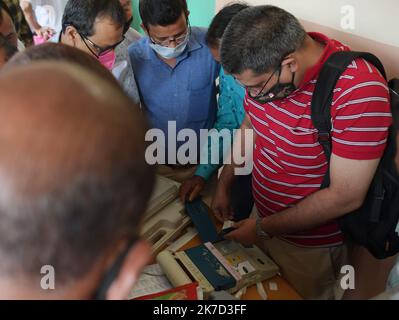 ©Abhisek Saha / le Pictorium/MAXPPP - Abhisek Saha / le Pictorium - 25/3/2021 - Inde / Tripura / Agartala - Des fonctionnaires du gouvernement expiquent les fonctions et le fonctionnement de l'EVM (Electronic Voting Machine) aux agents de vote a Jirania, du TTEN elections (Il Tribura Tribale Area Autonoma District Council) de Tripura. / 25/3/2021 - India / Tripura / Agartala - i funzionari del governo stanno spiegando le funzioni e come far funzionare l'EVM (Electronic Voting Machine) agli agenti di scrutinio a Jirania davanti al TTAADC (Tribura Tribal Areas Autonomous Distric Foto Stock