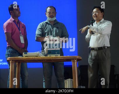 ©Abhisek Saha / le Pictorium/MAXPPP - Abhisek Saha / le Pictorium - 25/3/2021 - Inde / Tripura / Agartala - Des fonctionnaires du gouvernement expiquent les fonctions et le fonctionnement de l'EVM (Electronic Voting Machine) aux agents de vote a Jirania, du TTEN elections (Il Tribura Tribale Area Autonoma District Council) de Tripura. / 25/3/2021 - India / Tripura / Agartala - i funzionari del governo stanno spiegando le funzioni e come far funzionare l'EVM (Electronic Voting Machine) agli agenti di scrutinio a Jirania davanti al TTAADC (Tribura Tribal Areas Autonomous Distric Foto Stock