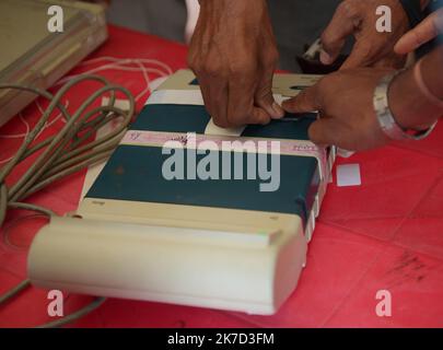 ©Abhisek Saha / le Pictorium/MAXPPP - Abhisek Saha / le Pictorium - 25/3/2021 - Inde / Tripura / Agartala - Des fonctionnaires du gouvernement expiquent les fonctions et le fonctionnement de l'EVM (Electronic Voting Machine) aux agents de vote a Jirania, du TTEN elections (Il Tribura Tribale Area Autonoma District Council) de Tripura. / 25/3/2021 - India / Tripura / Agartala - i funzionari del governo stanno spiegando le funzioni e come far funzionare l'EVM (Electronic Voting Machine) agli agenti di scrutinio a Jirania davanti al TTAADC (Tribura Tribal Areas Autonomous Distric Foto Stock