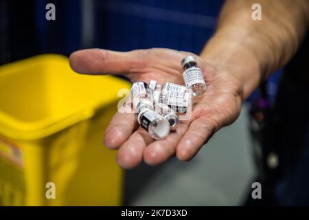 ©Christophe Petit Tesson/MAXPPP - 26/03/2021 ; MONTIGNY LE BRETONNEUX ; FRANCE - un membrre du personnel Medical montre des flacons de vaccin Pfizer au velodrome de Saint Quentin trasforme en center de vaccination pour les personne age de + 55 ans ou atteint de comorbidites. Gli operatori medici preparano le dosi di vaccino presso il centro di vaccinazione Covid-19 istituito all'interno del Velodromo nazionale di Saint-Quentin-en-Yvelines, vicino a Parigi. Il 23 marzo la Francia ha annunciato di modificare la sua strategia e di promuovere una vaccinazione di massa a causa dell'aumento delle infezioni da coronavirus nel nord della Francia e nella regione di Parigi. Foto Stock