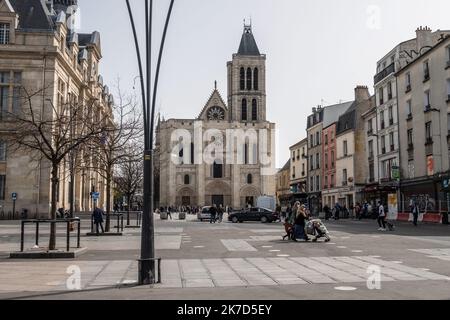 ©Sadak Souici / le Pictorium/MAXPPP - Sadak Souici / le Pictorium - 1/4/2021 - Francia / Seine-Saint-Denis / Saint Denis - Place victor Hugo en face de la basilique de Saint Denis. la ville de Saint Denis pendant le Confinement de la troisieme vago. / 1/4/2021 - Francia / Seine-Saint-Denis / Saint Denis - Place victor Hugo di fronte alla basilica di Saint Denis. La città di Saint Denis durante il contenimento della terza ondata. Foto Stock