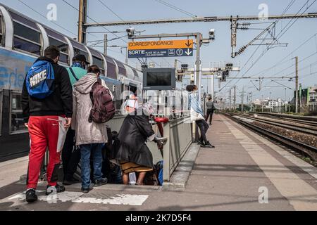 ©Sadak Souici / le Pictorium/MAXPPP - Sadak Souici / le Pictorium - 1/4/2021 - Francia / Seine-Saint-Denis / Saint Denis - une jeune partecipare alla RER D in direzione di Parigi a la gare de Saint Denis. la ville de Saint Denis pendant le Confinement de la troisieme vago. / 1/4/2021 - Francia / Seine-Saint-Denis / Saint Denis - Una giovane donna attende il treno RER D per Parigi alla stazione Saint Denis. La città di Saint Denis durante il contenimento della terza ondata. Foto Stock