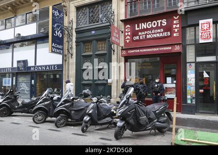 ©Sebastien Muylaert/MAXPPP - Des policiers montent la garde devant le palais Vivienne, propriété de Pierre Jean Chalencon, apres l'appel sur les reseaux sociaux a participper a un aperitif devant le palais, suite aux rumeurs de diners clandestins organizza par le proprietaire. Parigi, 06.04.2021 Vista esterna dell'appartamento Palais Vivienne, di proprietà del collezionista francese Pierre-Jean Chalencon. Chalencon, è allegra implicata per aver organizzato cene clandestine a Parigi e il procuratore di Parigi RemyHeitz ha aperto un'indagine penale sulle presunte cene vietate durante la pandemia. Foto Stock