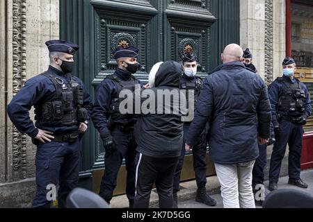 ©Sebastien Muylaert/MAXPPP - Des policiers et des gilets jaunes devant le palais Vivienne, propriété de Pierre Jean Chalencon, apres l'appel sur les reseaux sociaux a participper a un aperitif devant le palais, suite aux rumeurs de diners clandestins organizza par le proprietaire. Parigi, 06.04.2021 Vista esterna dell'appartamento Palais Vivienne, di proprietà del collezionista francese Pierre-Jean Chalencon. Chalencon, è allegra implicata per aver organizzato cene clandestine a Parigi e il procuratore di Parigi RemyHeitz ha aperto un'indagine penale sulle presunte cene vietate durante la pandemia. Foto Stock