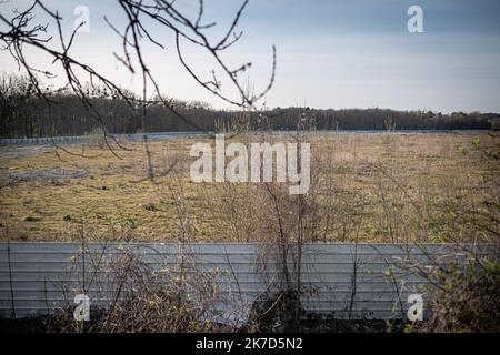 ©Olivier Donnars / le Pictorium/MAXPPP - Olivier Donnars / le Pictorium - 24/3/2021 - Francia / Ile-de-France - l'ancien site militaire pollue du Terrain des essences, un no man's Land de 13 ettari enclave entre les bois du parc Georges-Valbon (la Courneuve 93), la recente gare de Dugny-la Courneuve sur le tram 11 e la departementale 114, accueillera les epreuves de tir sportif des JO de 2024. Le sito sera ensuite rendu a la natura, rattache au parc. Les Jeux olympiques 2024 inquiett certains habitants de Seine-Saint-Denis (93). Des collectifs denoncent une Acceleration des projets de dest Foto Stock