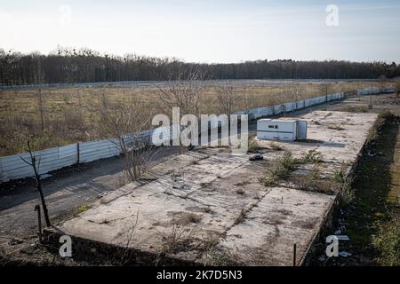 ©Olivier Donnars / le Pictorium/MAXPPP - Olivier Donnars / le Pictorium - 24/3/2021 - Francia / Ile-de-France - l'ancien site militaire pollue du Terrain des essences, un no man's Land de 13 ettari enclave entre les bois du parc Georges-Valbon (la Courneuve 93), la recente gare de Dugny-la Courneuve sur le tram 11 e la departementale 114, accueillera les epreuves de tir sportif des JO de 2024. Le sito sera ensuite rendu a la natura, rattache au parc. Les Jeux olympiques 2024 inquiett certains habitants de Seine-Saint-Denis (93). Des collectifs denoncent une Acceleration des projets de dest Foto Stock