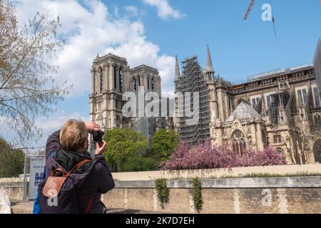 ©PHOTOPQR/OUEST FRANCE/Daniel FOURAY ; Paris ; 14/04/2021 ; Cathédrale Notre Dame de Paris . La veille des deux ans de l'incendie . Les travaux vus depuis le quai de Montebello . Foto Daniel Fouray . Parigi, Francia, 14th aprile 2021. Opere alla cattedrale di Notre Dame di Parigi devastate da un incendio 2 anni fa Foto Stock