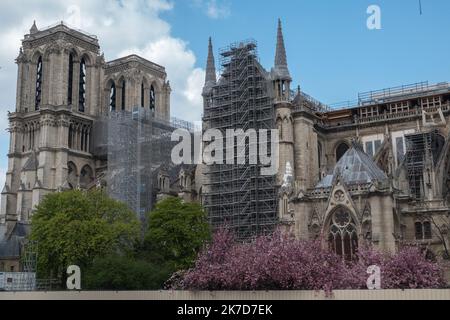 ©PHOTOPQR/OUEST FRANCE/Daniel FOURAY ; Paris ; 14/04/2021 ; Cathédrale Notre Dame de Paris . La veille des deux ans de l'incendie . Les travaux vus depuis le quai de Montebello . Foto Daniel Fouray . Parigi, Francia, 14th aprile 2021. Opere alla cattedrale di Notre Dame di Parigi devastate da un incendio 2 anni fa Foto Stock