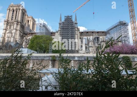 ©PHOTOPQR/OUEST FRANCE/Daniel FOURAY ; Paris ; 14/04/2021 ; Cathédrale Notre Dame de Paris . La veille des deux ans de l'incendie . Les travaux vus depuis le quai de Montebello . Foto Daniel Fouray . Parigi, Francia, 14th aprile 2021. Opere alla cattedrale di Notre Dame di Parigi devastate da un incendio 2 anni fa Foto Stock