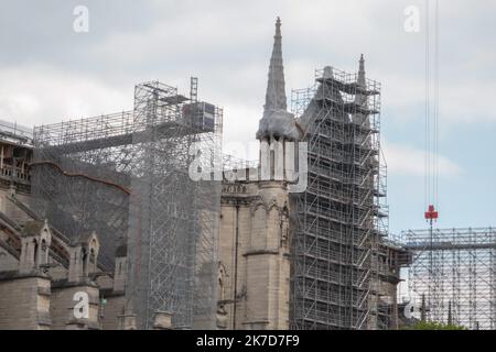 ©PHOTOPQR/OUEST FRANCE/Daniel FOURAY ; Paris ; 14/04/2021 ; Cathédrale Notre Dame de Paris . La veille des deux ans de l'incendie . Les travaux vus depuis le quai de Montebello . Foto Daniel Fouray . Parigi, Francia, 14th aprile 2021. Opere alla cattedrale di Notre Dame di Parigi devastate da un incendio 2 anni fa Foto Stock