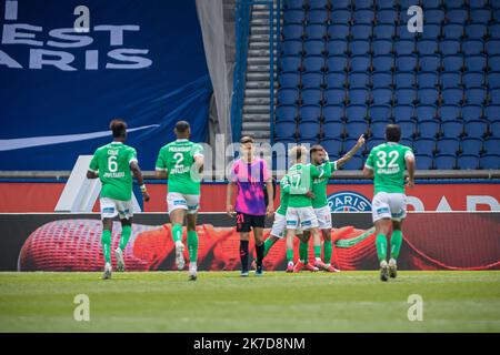 Aurelien Morissard / IP3; la squadra di Saint-Etienne celebra un gol durante il campionato francese Ligue 1 partita di calcio tra Parigi Saint Germain (PSG) e Saint-Etienne il 18 aprile 2021 allo stadio Parc des Princes di Parigi, Francia. Foto Stock