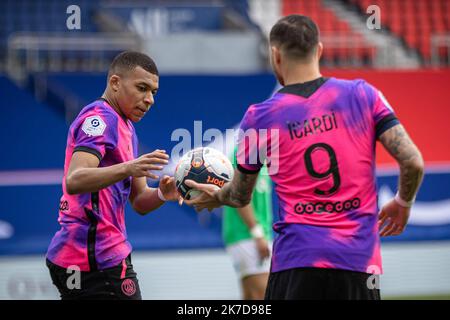 Aurelien Morissard / IP3; Mauro ICARDI di di Parigi Saint Germain dà la palla a Kylian MBAPPE durante il campionato francese Ligue 1 partita di calcio tra Parigi Saint Germain (PSG) e Saint-Etienne il 18 aprile 2021 allo stadio Parc des Princes di Parigi, Francia. Foto Stock