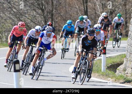 ©Pierre Teyssot/MAXPPP ; Tour delle Alpi 2021 UCI Cycling Race. Riva del Garda, Italia il 23 aprile 2021. Tappa 5 da Valle del Chiese a Riva del Garda. In azione terza a destra, Thibaut Pinot Groupama-FDJ chiuso a Michael Storer Team DSM. Â Pierre Teyssot / Maxppp Foto Stock