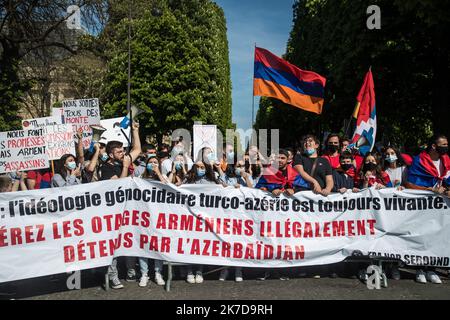 ©Christophe Petit Tesson/MAXPPP - 24/04/2021 ; PARIGI ; FRANCIA - la communaute franco-armenienne manifeste apres une ceremonie commemorative pour le 106e anniversaire du genocidio armenien de 1915. La journÃ du 24 avril est la journee nationale de memoriation du genocidio en Armenie et a travers le monde. La Comunità francese-armena partecipa a una cerimonia commemorativa per il 106th° anniversario del genocidio armeno del 1915, a Parigi, in Francia, il 24 aprile 2021. Il 24 aprile è la giornata nazionale del ricordo del genocidio armeno per la diaspora armena. Foto Stock