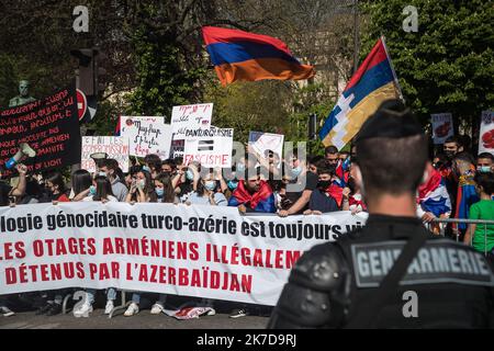 ©Christophe Petit Tesson/MAXPPP - 24/04/2021 ; PARIGI ; FRANCIA - la communaute franco-armenienne manifeste apres une ceremonie commemorative pour le 106e anniversaire du genocidio armenien de 1915. La journÃ du 24 avril est la journee nationale de memoriation du genocidio en Armenie et a travers le monde. La Comunità francese-armena partecipa a una cerimonia commemorativa per il 106th° anniversario del genocidio armeno del 1915, a Parigi, in Francia, il 24 aprile 2021. Il 24 aprile è la giornata nazionale del ricordo del genocidio armeno per la diaspora armena. Foto Stock