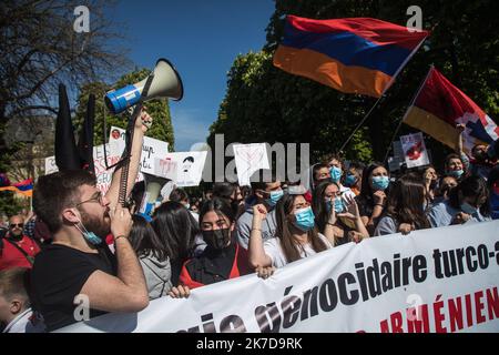 ©Christophe Petit Tesson/MAXPPP - 24/04/2021 ; PARIGI ; FRANCIA - la communaute franco-armenienne manifeste apres une ceremonie commemorative pour le 106e anniversaire du genocidio armenien de 1915. La journÃ du 24 avril est la journee nationale de memoriation du genocidio en Armenie et a travers le monde. La Comunità francese-armena partecipa a una cerimonia commemorativa per il 106th° anniversario del genocidio armeno del 1915, a Parigi, in Francia, il 24 aprile 2021. Il 24 aprile è la giornata nazionale del ricordo del genocidio armeno per la diaspora armena. Foto Stock