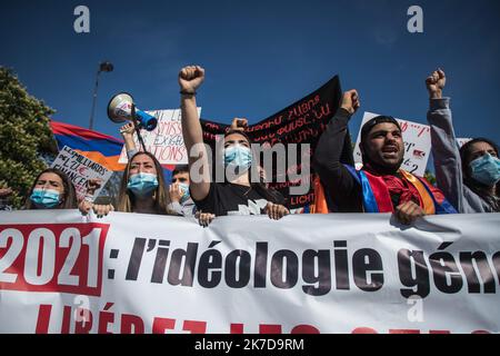 ©Christophe Petit Tesson/MAXPPP - 24/04/2021 ; PARIGI ; FRANCIA - la communaute franco-armenienne manifeste apres une ceremonie commemorative pour le 106e anniversaire du genocidio armenien de 1915. La journÃ du 24 avril est la journee nationale de memoriation du genocidio en Armenie et a travers le monde. La Comunità francese-armena partecipa a una cerimonia commemorativa per il 106th° anniversario del genocidio armeno del 1915, a Parigi, in Francia, il 24 aprile 2021. Il 24 aprile è la giornata nazionale del ricordo del genocidio armeno per la diaspora armena. Foto Stock