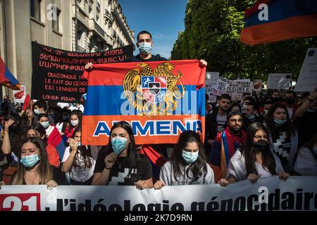 ©Christophe Petit Tesson/MAXPPP - 24/04/2021 ; PARIGI ; FRANCIA - la communaute franco-armenienne manifeste apres une ceremonie commemorative pour le 106e anniversaire du genocidio armenien de 1915. La journÃ du 24 avril est la journee nationale de memoriation du genocidio en Armenie et a travers le monde. La Comunità francese-armena partecipa a una cerimonia commemorativa per il 106th° anniversario del genocidio armeno del 1915, a Parigi, in Francia, il 24 aprile 2021. Il 24 aprile è la giornata nazionale del ricordo del genocidio armeno per la diaspora armena. Foto Stock