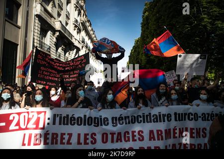 ©Christophe Petit Tesson/MAXPPP - 24/04/2021 ; PARIGI ; FRANCIA - la communaute franco-armenienne manifeste apres une ceremonie commemorative pour le 106e anniversaire du genocidio armenien de 1915. La journÃ du 24 avril est la journee nationale de memoriation du genocidio en Armenie et a travers le monde. La Comunità francese-armena partecipa a una cerimonia commemorativa per il 106th° anniversario del genocidio armeno del 1915, a Parigi, in Francia, il 24 aprile 2021. Il 24 aprile è la giornata nazionale del ricordo del genocidio armeno per la diaspora armena. Foto Stock