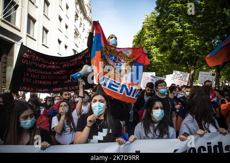 ©Christophe Petit Tesson/MAXPPP - 24/04/2021 ; PARIGI ; FRANCIA - la communaute franco-armenienne manifeste apres une ceremonie commemorative pour le 106e anniversaire du genocidio armenien de 1915. La journÃ du 24 avril est la journee nationale de memoriation du genocidio en Armenie et a travers le monde. La Comunità francese-armena partecipa a una cerimonia commemorativa per il 106th° anniversario del genocidio armeno del 1915, a Parigi, in Francia, il 24 aprile 2021. Il 24 aprile è la giornata nazionale del ricordo del genocidio armeno per la diaspora armena. Foto Stock