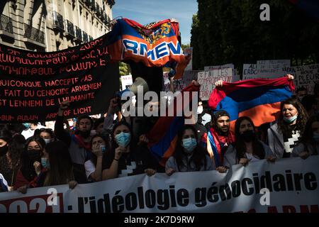 ©Christophe Petit Tesson/MAXPPP - 24/04/2021 ; PARIGI ; FRANCIA - la communaute franco-armenienne manifeste apres une ceremonie commemorative pour le 106e anniversaire du genocidio armenien de 1915. La journÃ du 24 avril est la journee nationale de memoriation du genocidio en Armenie et a travers le monde. La Comunità francese-armena partecipa a una cerimonia commemorativa per il 106th° anniversario del genocidio armeno del 1915, a Parigi, in Francia, il 24 aprile 2021. Il 24 aprile è la giornata nazionale del ricordo del genocidio armeno per la diaspora armena. Foto Stock