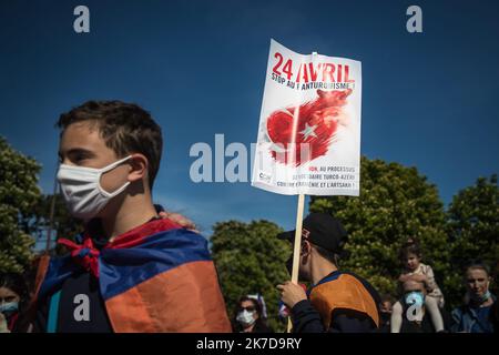 ©Christophe Petit Tesson/MAXPPP - 24/04/2021 ; PARIGI ; FRANCIA - la communaute franco-armenienne manifeste apres une ceremonie commemorative pour le 106e anniversaire du genocidio armenien de 1915. La journÃ du 24 avril est la journee nationale de memoriation du genocidio en Armenie et a travers le monde. La Comunità francese-armena partecipa a una cerimonia commemorativa per il 106th° anniversario del genocidio armeno del 1915, a Parigi, in Francia, il 24 aprile 2021. Il 24 aprile è la giornata nazionale del ricordo del genocidio armeno per la diaspora armena. Foto Stock