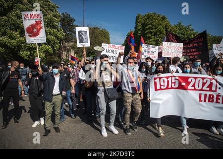 ©Christophe Petit Tesson/MAXPPP - 24/04/2021 ; PARIGI ; FRANCIA - la communaute franco-armenienne manifeste apres une ceremonie commemorative pour le 106e anniversaire du genocidio armenien de 1915. La journÃ du 24 avril est la journee nationale de memoriation du genocidio en Armenie et a travers le monde. La Comunità francese-armena partecipa a una cerimonia commemorativa per il 106th° anniversario del genocidio armeno del 1915, a Parigi, in Francia, il 24 aprile 2021. Il 24 aprile è la giornata nazionale del ricordo del genocidio armeno per la diaspora armena. Foto Stock