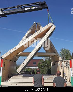 ©PHOTOPQR/l'ALSACE/Darek SZUSTER ; Blotzheim ; 27/04/2021 ; l'installation de la première en Europe maison plliable sur le Terrain de Valérie Meyer à Blotzheim le 26 avril 2021. - Francia installazione della prima casa pieghevole in Europa sul sito di Valérie Meyer a Blotzheim il 26 aprile 2021. Foto Stock