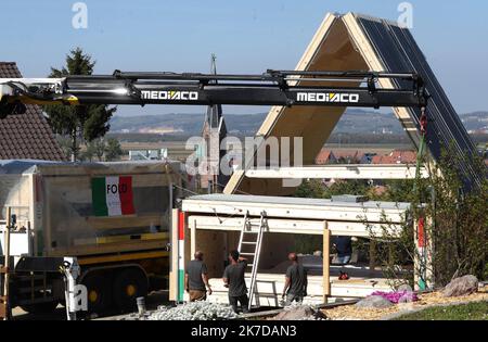 ©PHOTOPQR/l'ALSACE/Darek SZUSTER ; Blotzheim ; 27/04/2021 ; l'installation de la première en Europe maison plliable sur le Terrain de Valérie Meyer à Blotzheim le 26 avril 2021. - Francia installazione della prima casa pieghevole in Europa sul sito di Valérie Meyer a Blotzheim il 26 aprile 2021. Foto Stock