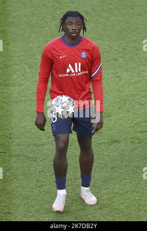 ©Sebastien Muylaert/MAXPPP - Moise Kean di Parigi Saint-Germain si scalda prima della partita di prima tappa della UEFA Champions League semi-finale tra Parigi Saint-Germain e Manchester City al Parc des Princes di Parigi, Francia. 28.04.2021 Foto Stock