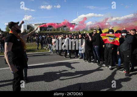 ©PHOTOPQR/VOIX DU NORD/COURBE ; 07/05/2021 ; DERBY RCL LOSC LES SUPPORTERS LENSOIS ACCUEILLENT LES JOUEURS DE L'HOTEL DU LOUVRE AU STADE BOLLAERT. LENTE LE 7 MAI 2021. FOTO SEVERINE COURBE LA VOIX DU NORD - Maggio 7th 2021 i sostenitori sono stati banditi dallo stadio Lens derby - Lille a causa della pandemia tje covid-19. Circa 3 000 persone Foto Stock