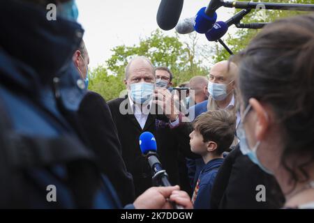 ©PHOTOPQR/VOIX DU NORD/COURBE ; 08/05/2021 ; POLITIQUE CAMPAGNE REGIONALES ERIC DUPOND MORETTI RT LAURENT PIETRASZEWSKI AUX TERRILS DE LOOS EN GOHELLE LE 8 MAI 2021. Loos e, Gohelle, Francia, maggio 8th 2021. Il ministro della giustizia francese Eric Dupond Moretti è una sfida per le elezioni regionali Foto Stock