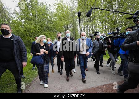 ©PHOTOPQR/VOIX DU NORD/COURBE ; 08/05/2021 ; POLITIQUE CAMPAGNE REGIONALES ERIC DUPOND MORETTI RT LAURENT PIETRASZEWSKI AUX TERRILS DE LOOS EN GOHELLE LE 8 MAI 2021. Loos e, Gohelle, Francia, maggio 8th 2021. Il ministro della giustizia francese Eric Dupond Moretti è una sfida per le elezioni regionali Foto Stock