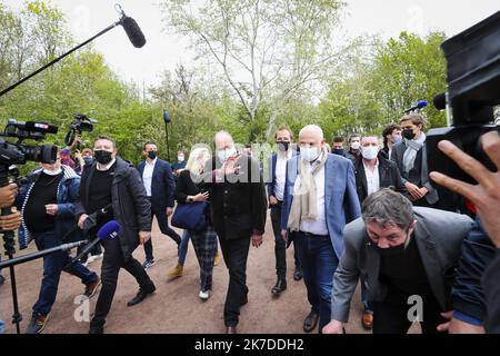 ©PHOTOPQR/VOIX DU NORD/COURBE ; 08/05/2021 ; POLITIQUE CAMPAGNE REGIONALES ERIC DUPOND MORETTI RT LAURENT PIETRASZEWSKI AUX TERRILS DE LOOS EN GOHELLE LE 8 MAI 2021. Loos e, Gohelle, Francia, maggio 8th 2021. Il ministro della giustizia francese Eric Dupond Moretti è una sfida per le elezioni regionali Foto Stock