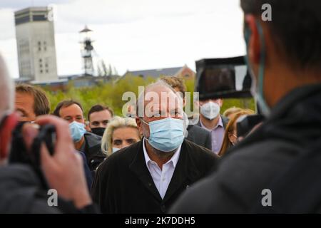 ©PHOTOPQR/VOIX DU NORD/COURBE ; 08/05/2021 ; POLITIQUE CAMPAGNE REGIONALES ERIC DUPOND MORETTI RT LAURENT PIETRASZEWSKI AUX TERRILS DE LOOS EN GOHELLE LE 8 MAI 2021. Loos e, Gohelle, Francia, maggio 8th 2021. Il ministro della giustizia francese Eric Dupond Moretti è una sfida per le elezioni regionali Foto Stock