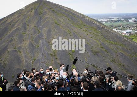 ©PHOTOPQR/VOIX DU NORD/COURBE ; 08/05/2021 ; POLITIQUE CAMPAGNE REGIONALES ERIC DUPOND MORETTI RT LAURENT PIETRASZEWSKI AUX TERRILS DE LOOS EN GOHELLE LE 8 MAI 2021. Loos e, Gohelle, Francia, maggio 8th 2021. Il ministro della giustizia francese Eric Dupond Moretti è una sfida per le elezioni regionali Foto Stock