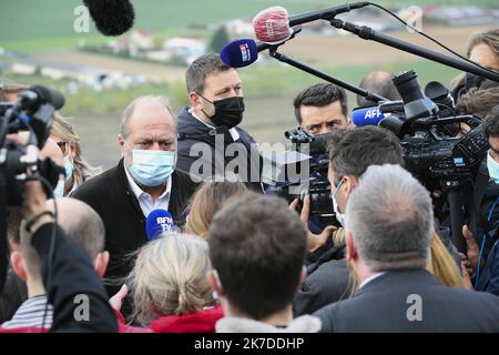 ©PHOTOPQR/VOIX DU NORD/COURBE ; 08/05/2021 ; POLITIQUE CAMPAGNE REGIONALES ERIC DUPOND MORETTI RT LAURENT PIETRASZEWSKI AUX TERRILS DE LOOS EN GOHELLE LE 8 MAI 2021. Loos e, Gohelle, Francia, maggio 8th 2021. Il ministro della giustizia francese Eric Dupond Moretti è una sfida per le elezioni regionali Foto Stock