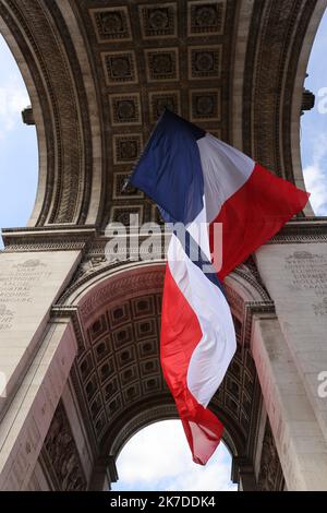 ©PHOTOPQR/LE PARISIEN/Olivier Lejeune ; Paris ; 08/05/2021 ; Cérémonie de commémoration du 76 ème anniversaire de la Victoire du 8 mai 1945. Cerimonia per la fine della seconda guerra mondiale all'Arco di Trionfo a Parigi, 08 maggio 2021. Foto Stock