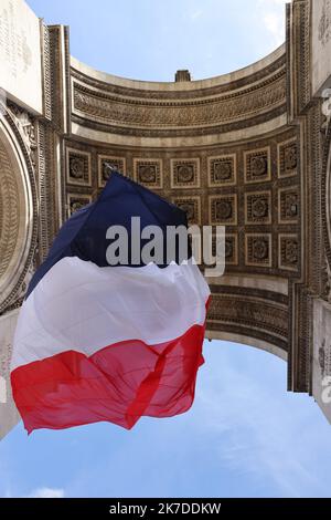 ©PHOTOPQR/LE PARISIEN/Olivier Lejeune ; Paris ; 08/05/2021 ; Cérémonie de commémoration du 76 ème anniversaire de la Victoire du 8 mai 1945. Cerimonia per la fine della seconda guerra mondiale all'Arco di Trionfo a Parigi, 08 maggio 2021. Foto Stock