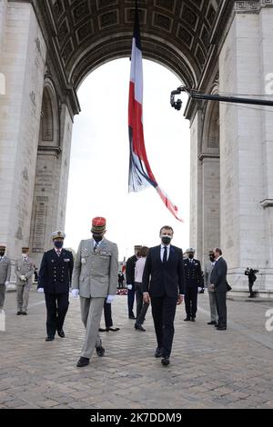 ©PHOTOPQR/LE PARISIEN/Olivier Lejeune ; Paris ; 08/05/2021 ; Cérémonie de commémoration du 76 ème anniversaire de la Victoire du 8 mai 1945. Cerimonia di Emmanuel Macron in occasione della fine della seconda guerra mondiale all'Arco di Trionfo di Parigi, 08 maggio 2021. Foto Stock