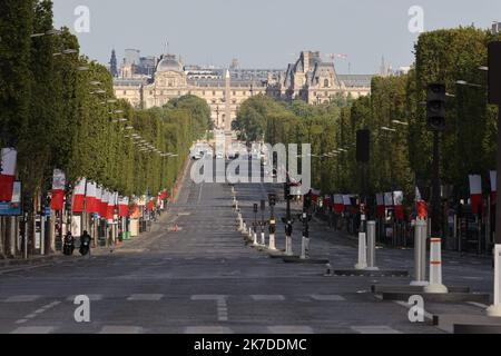 ©PHOTOPQR/LE PARISIEN/Olivier Lejeune ; Paris ; 08/05/2021 ; Cérémonie de commémoration du 76 ème anniversaire de la Victoire du 8 mai 1945. Cerimonia per la fine della seconda guerra mondiale all'Arco di Trionfo a Parigi, 08 maggio 2021. Foto Stock