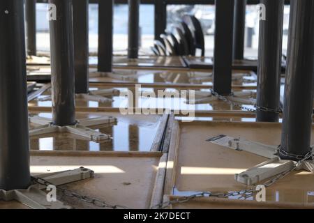 ©Naemie Bourtin / le Pictorium/MAXPPP - Naemie Bourtin / le Pictorium - 11/5/2021 - Francia / Bouches-du-Rhone / Marsiglia - Bar, terrasses et Restaurants fermes, a vendre ou en preparation de la reouverture prevue le 19 mai. / 11/5/2021 - Francia / Bouches-du-Rhone / Marsiglia - Bar, terrazze e ristoranti chiusi, in vendita o in preparazione alla riapertura il 19 maggio. Foto Stock